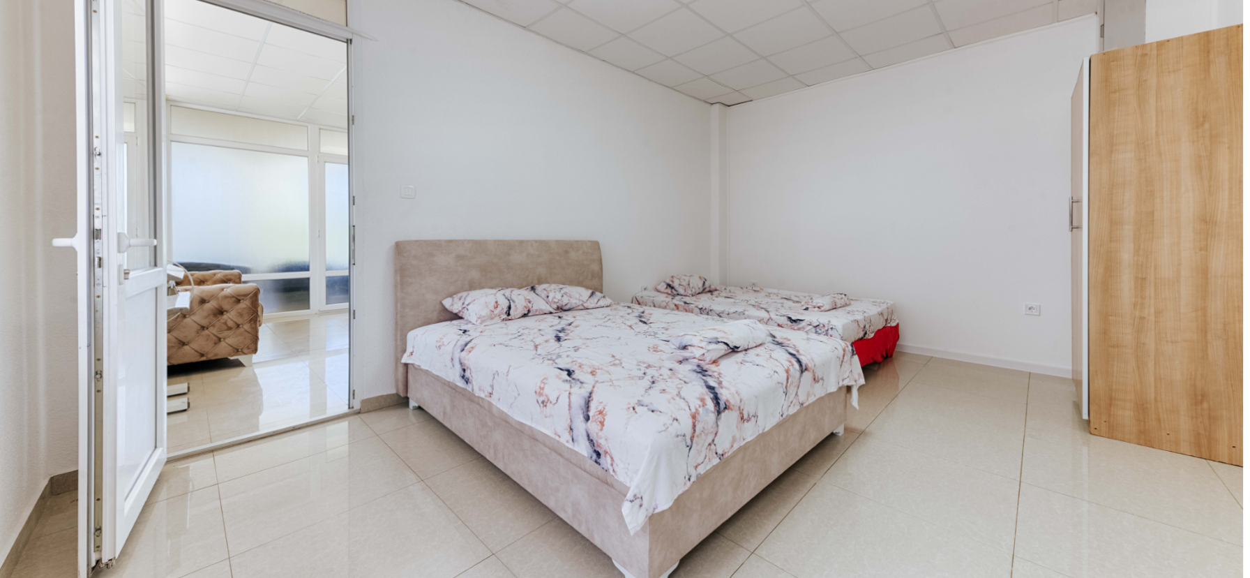 8-bed room